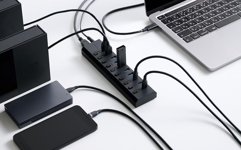 多くの機器を接続したデータ転送でも、付属のACアダプターで安定した電源供給が可能