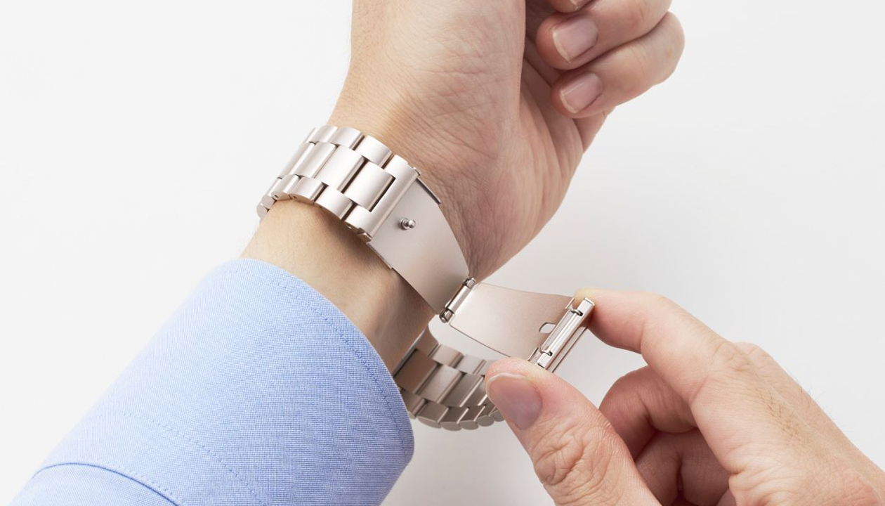 普段使いからフォーマルシーンまで活躍!上品で堅牢な3連タイプのApple Watch用ステンレスバンド