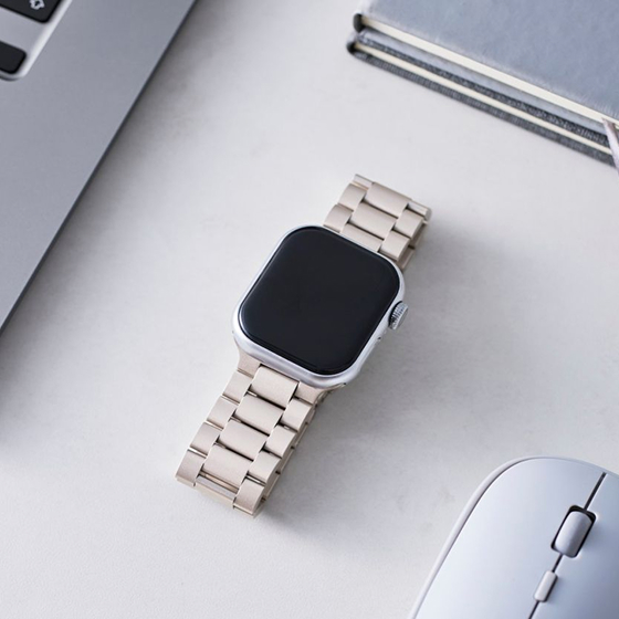 普段使いからフォーマルシーンまで活躍!上品で堅牢な3連タイプのApple Watch用ステンレスバンド