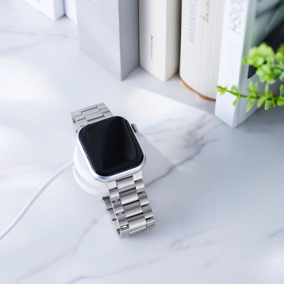 普段使いからフォーマルシーンまで活躍!上品で堅牢な3連タイプのApple Watch用ステンレスバンド