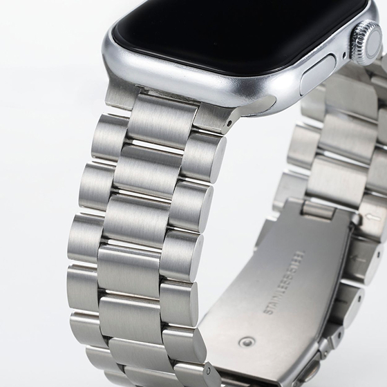 普段使いからフォーマルシーンまで活躍!上品で堅牢な3連タイプのApple Watch用ステンレスバンド