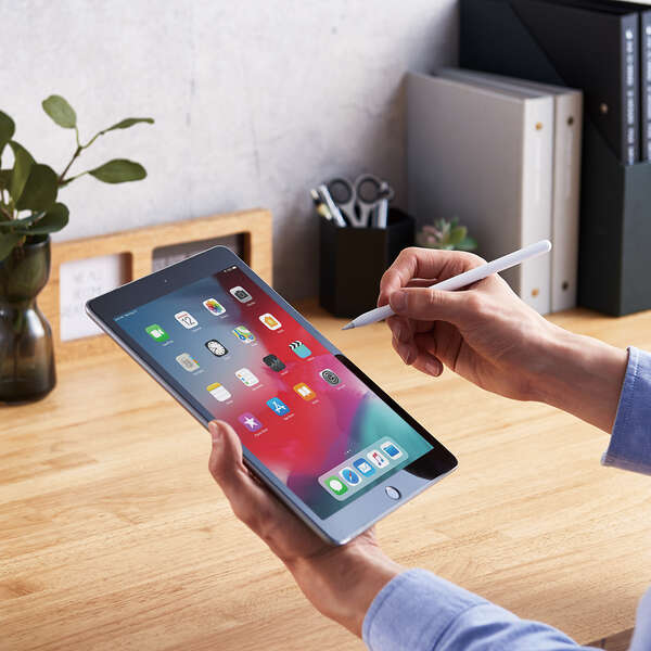 iPad 9.7(2018/2017)、Air 2(2014)、Pro 9.7用ガイド付ガラスフィルム - TBWA179FLGGJ