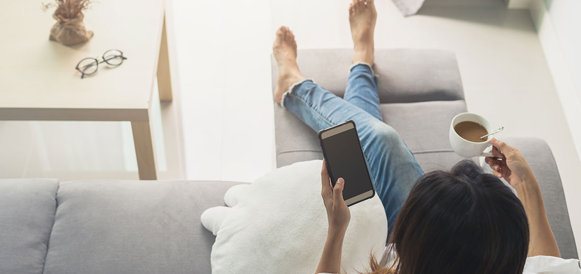 自宅でワイヤレス充電をする