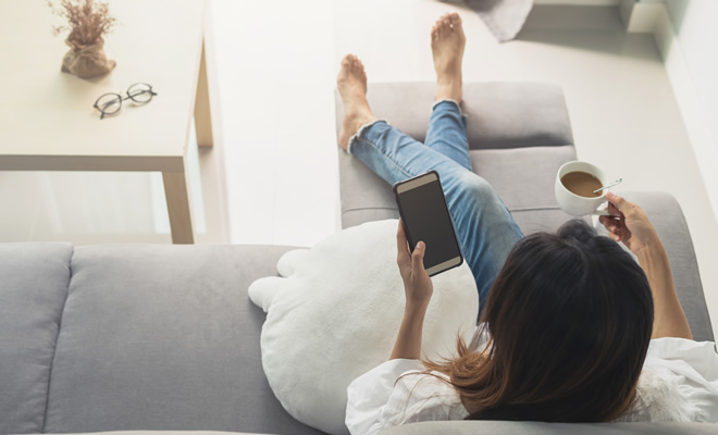 自宅でワイヤレス充電をする