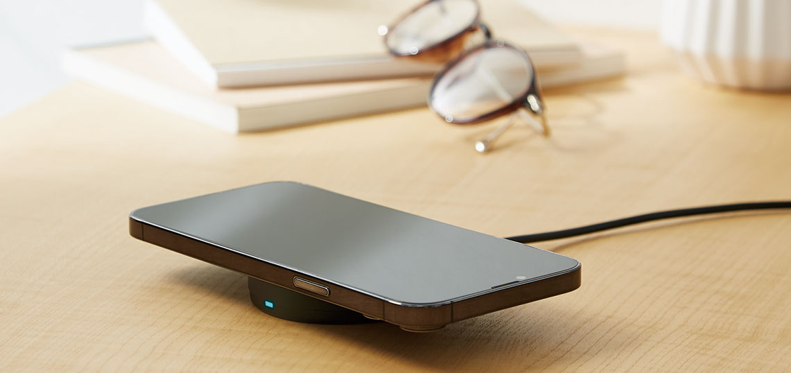 置くだけで充電できるワイヤレス充電Qiとは？