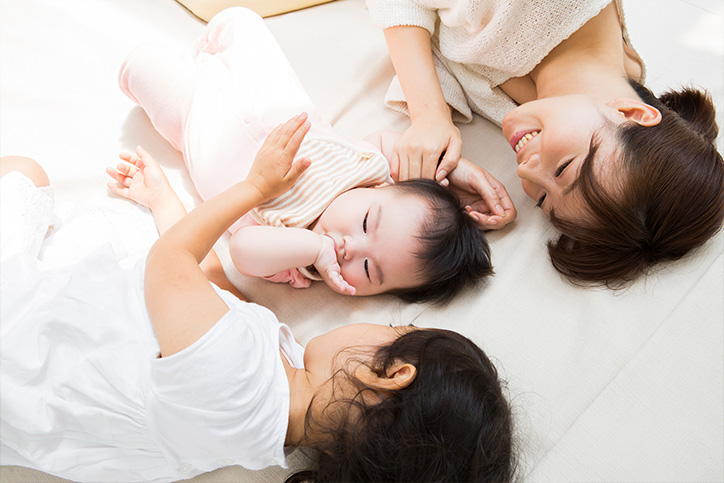 休日で草原で寝っ転がるイメージ