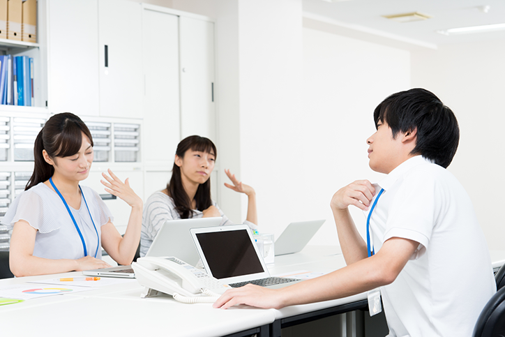 夏場の暑い職場イメージ
