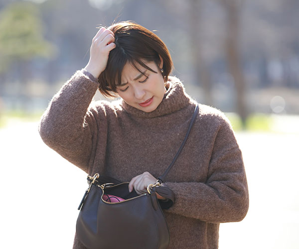 忘れ物をした女性の写真