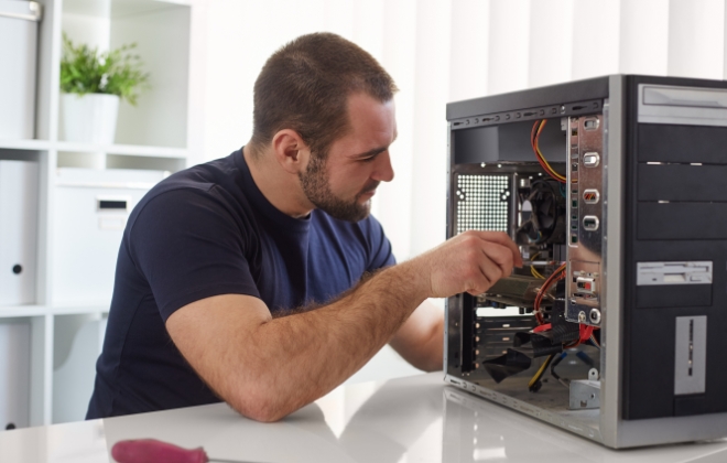 SSDを搭載する場所とインターフェースを確認する