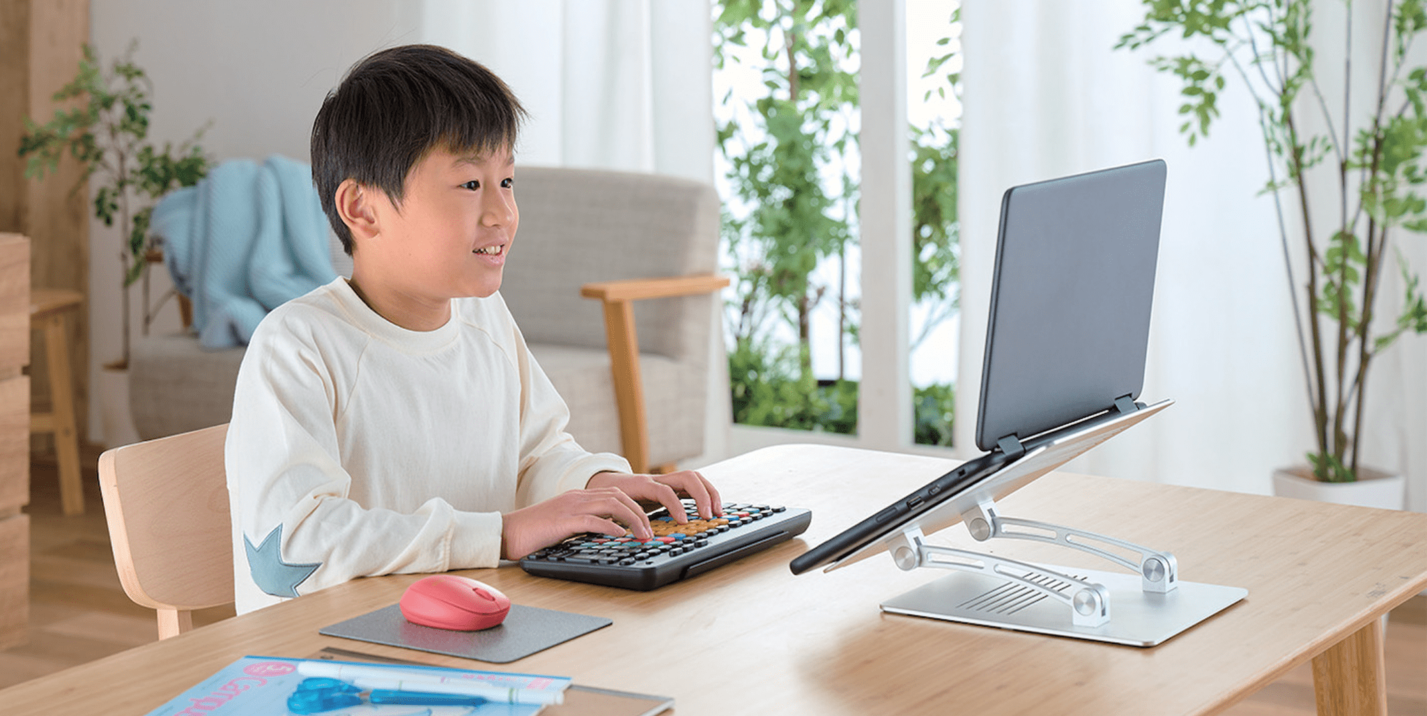 男の子がKEY PALETTOとノートパソコンを使っている様子