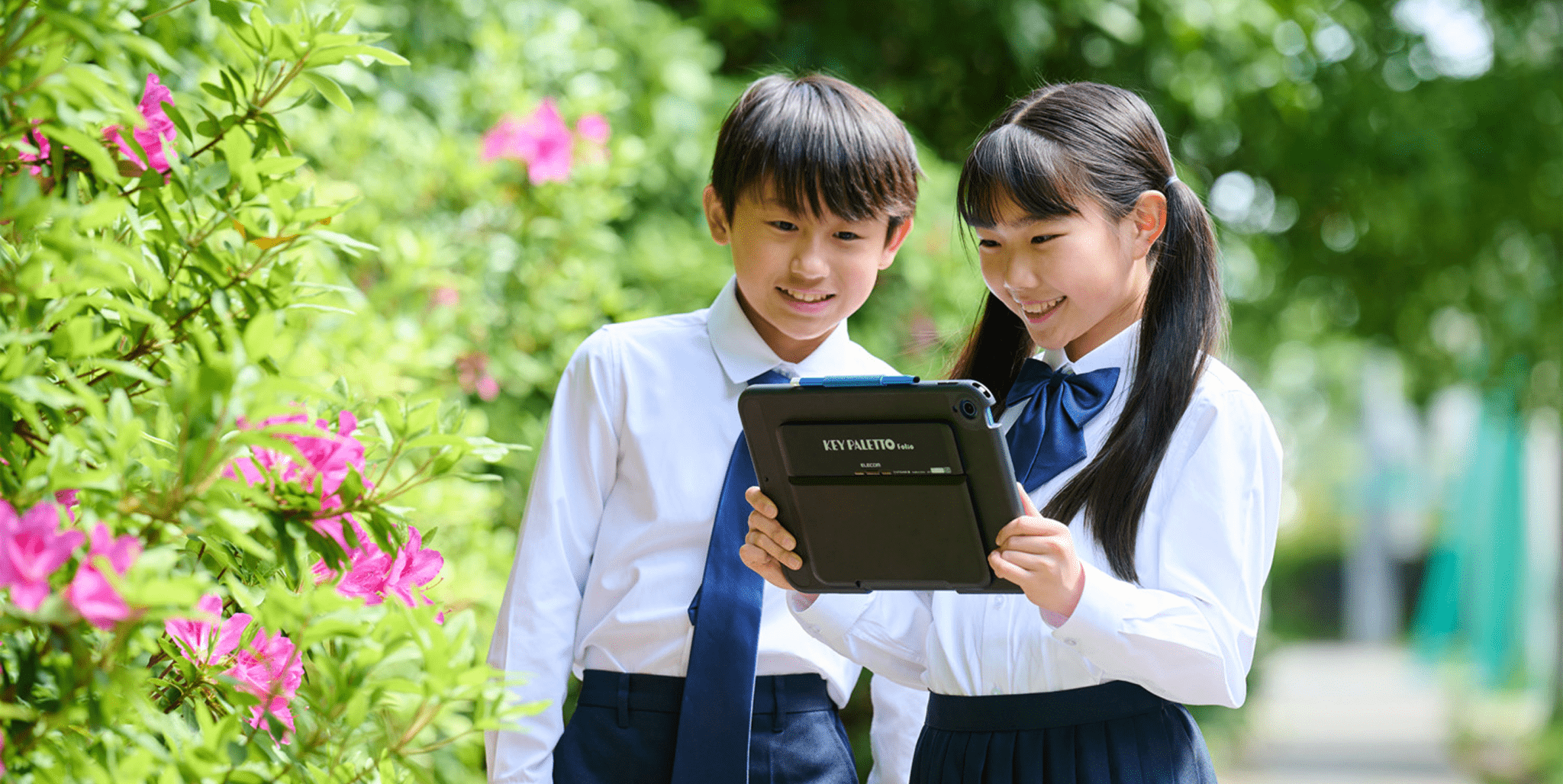 男の子と女の子がKEY PALETTOを手に取って見ている様子