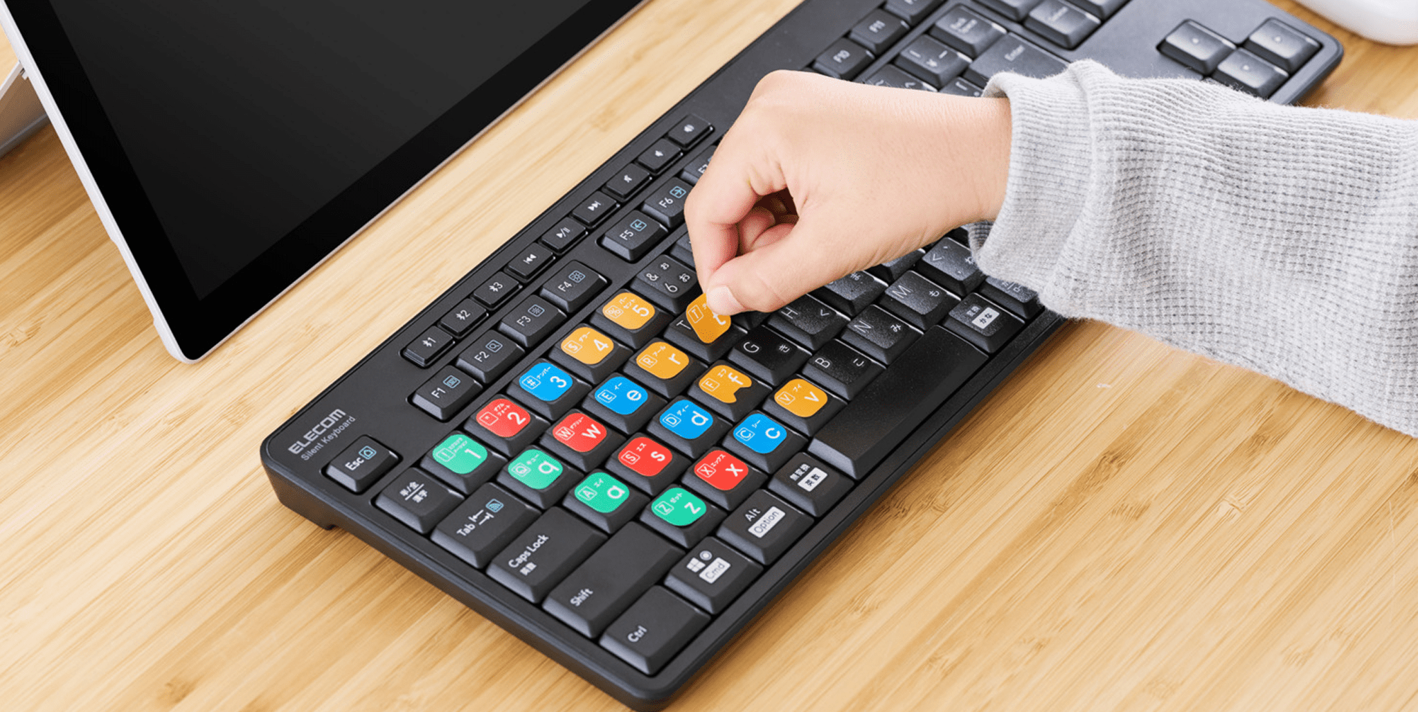 KEY PALETTOにタイピングシールを貼っている様子