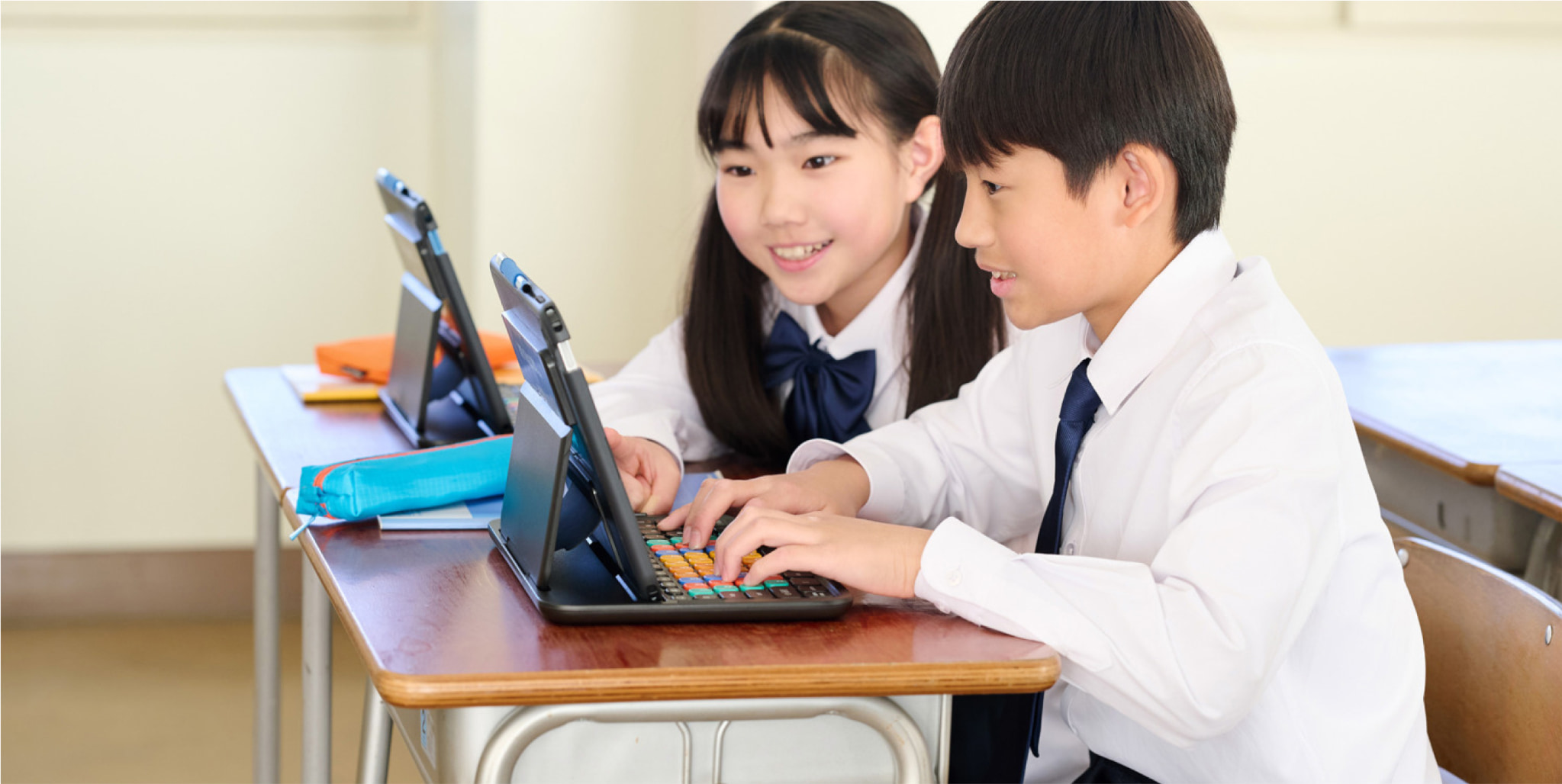 男の子と女の子がKEY PALETTO Folioを使っている様子