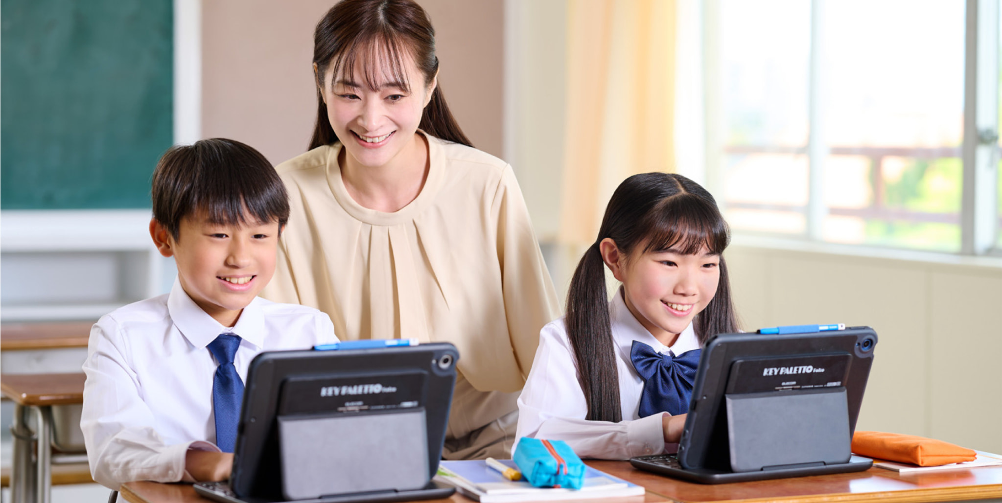 男の子と女の子と先生がKEY PALETTO Folioを使っている様子１
