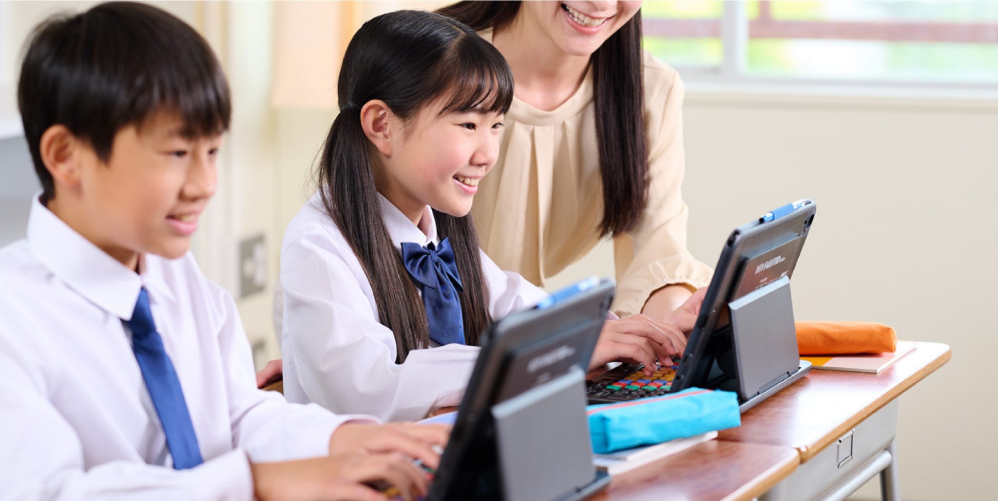 男の子と女の子と先生がKEY PALETTO Folioを使っている様子２