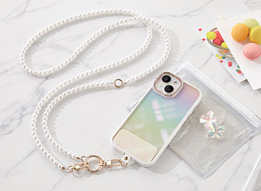 PM-A23AHVCAWH:iPhone 15 ハイブリッドケース オーロラ &me,PM-A23AFLLP1RAG:iPhone 15/iPhone 15 Plus レンズカバー ガラス &me グリッター,P-STSDH2PAL:ショルダーストラップ/パール