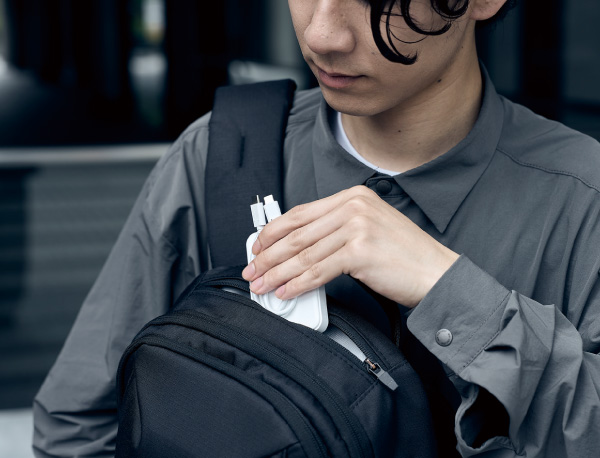 素早くアクセスできるトップファスナーポケット