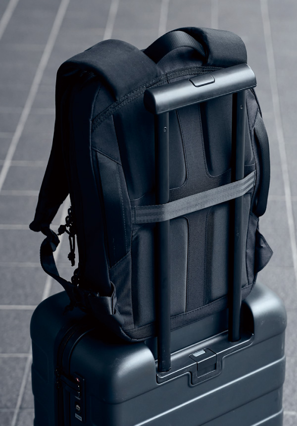 キャリーケースに固定可能なストラップを完備