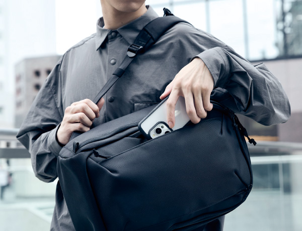 肩掛けでも取り出しやすいフロントファスナーポケット