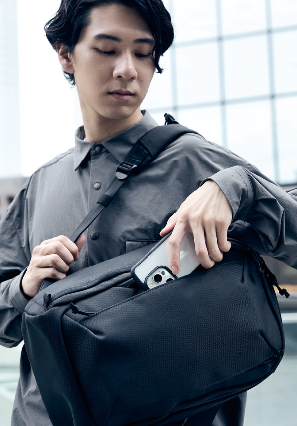 肩掛けでも取り出しやすいフロントファスナーポケット