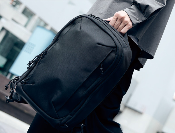 クッションが入った持ち心地の良いトップハンドル　