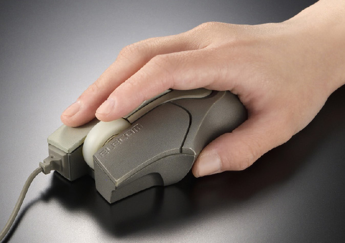 サイズはおよそ幅6.9cm×奥行10.4cm×高さ3.5cm