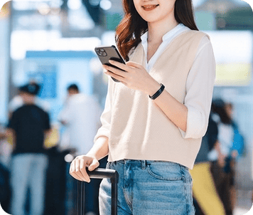 海外旅行先でスマートフォンを操作する女性