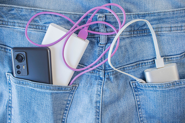 ズボンのポケットにモバイルバッテリーの入った画像