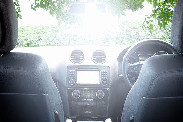 暑そうな車内の画像