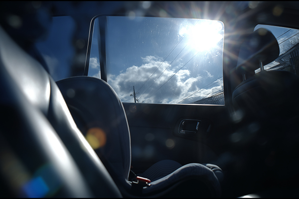 暑そうな車内の画像