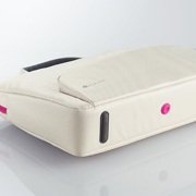 バッグ底面に低反発ポリウレタンを使用、ゴム製フットパーツを装備