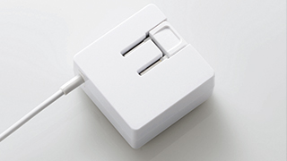 プラグを充電器本体に収納できる プラグを充電器本体に収納できる