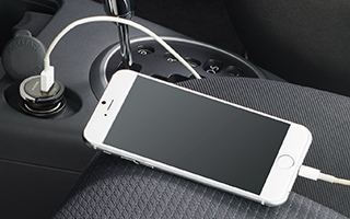 車のシガー/アクセサリーソケットから電源供給できるシガーチャージャー 車のシガー/アクセサリーソケットから電源供給できるシガーチャージャー