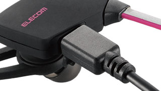 microUSBケーブルを使って充電できる microUSBケーブルを使って充電できる