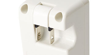 2ピン式の電源プラグを採用。トラッキング現象による火災を防ぐ 2ピン式の電源プラグを採用。トラッキング現象による火災を防ぐ