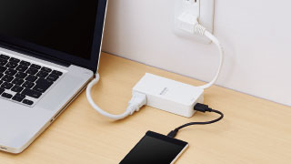 スマートフォン・タブレットの充電とコンセントが同時使用可能 スマートフォン・タブレットの充電とコンセントが同時使用可能