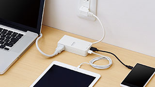 スマートフォン・タブレットの充電とコンセントが同時使用可能 スマートフォン・タブレットの充電とコンセントが同時使用可能