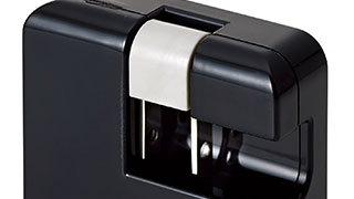 2ピン式の電源プラグを採用。トラッキング現象による火災を防ぐ 2ピン式の電源プラグを採用。トラッキング現象による火災を防ぐ