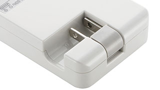 2ピン式の電源プラグを採用。トラッキング現象による火災を防ぐ