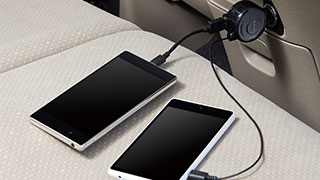 スマートフォンなどを2台同時に車で充電 スマートフォンなどを2台同時に車で充電