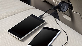 スマートフォンなどを2台同時に車で充電 スマートフォンなどを2台同時に車で充電