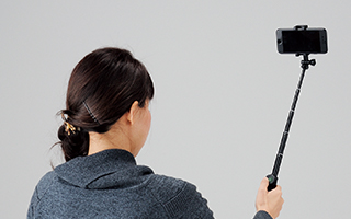 スマホを装着するだけで自撮りができる スマホを装着するだけで自撮りができる