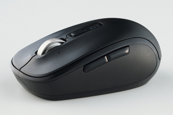 側面に握り心地の良いラバー素材採用