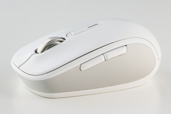 側面に握り心地の良いラバー素材採用