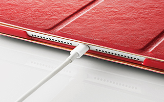 ケースをつけたまま充電できる