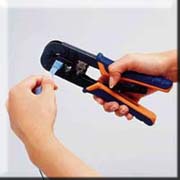 かしめ工具でコネクタを固定します